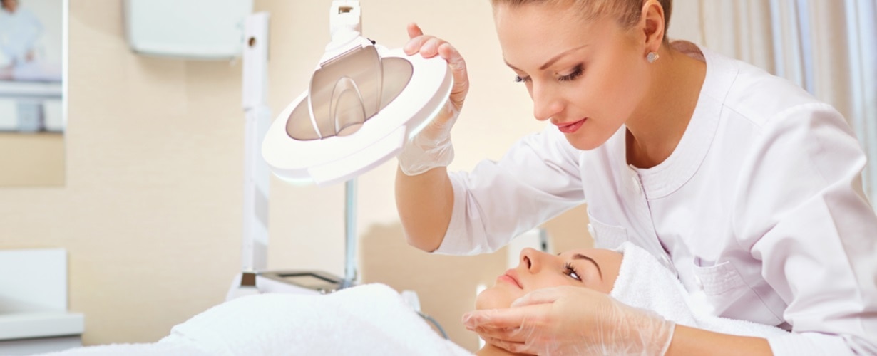 Hay que recordar que, al ser una enfermedad de la piel, es necesario que sea diagnosticada y tratada por el dermatólogo